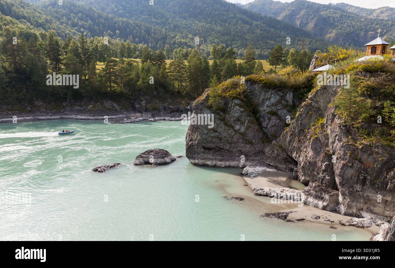 Paysage de montagne. Patmos est une petite île sur la rivière Katun, district de Chemalsky, République de l'Altaï. Une vue tranquille avec une rivière turquoise pâle Banque D'Images