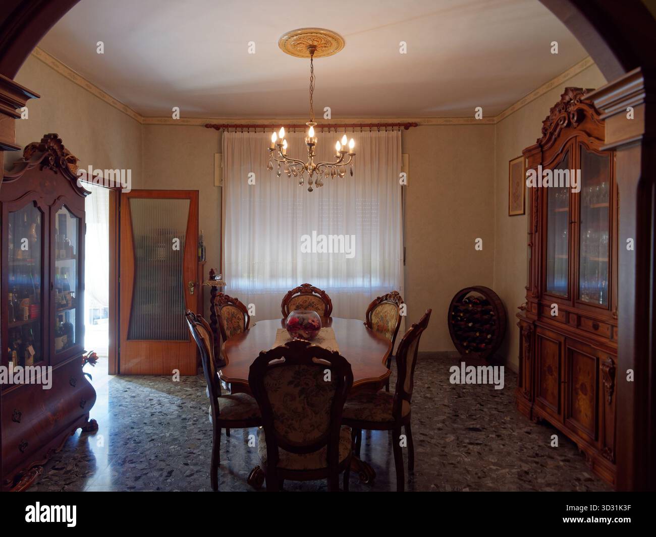 Salle à manger élégante avec table en bois et vitrines et lustre à Zepponami, district de Montefiascone, région du Latium, Italie. 3 novembre 2025 Banque D'Images