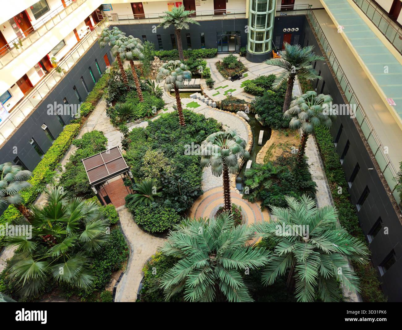 Cour intérieure avec jardin tropical dans un immeuble de bureaux chinois moderne Banque D'Images