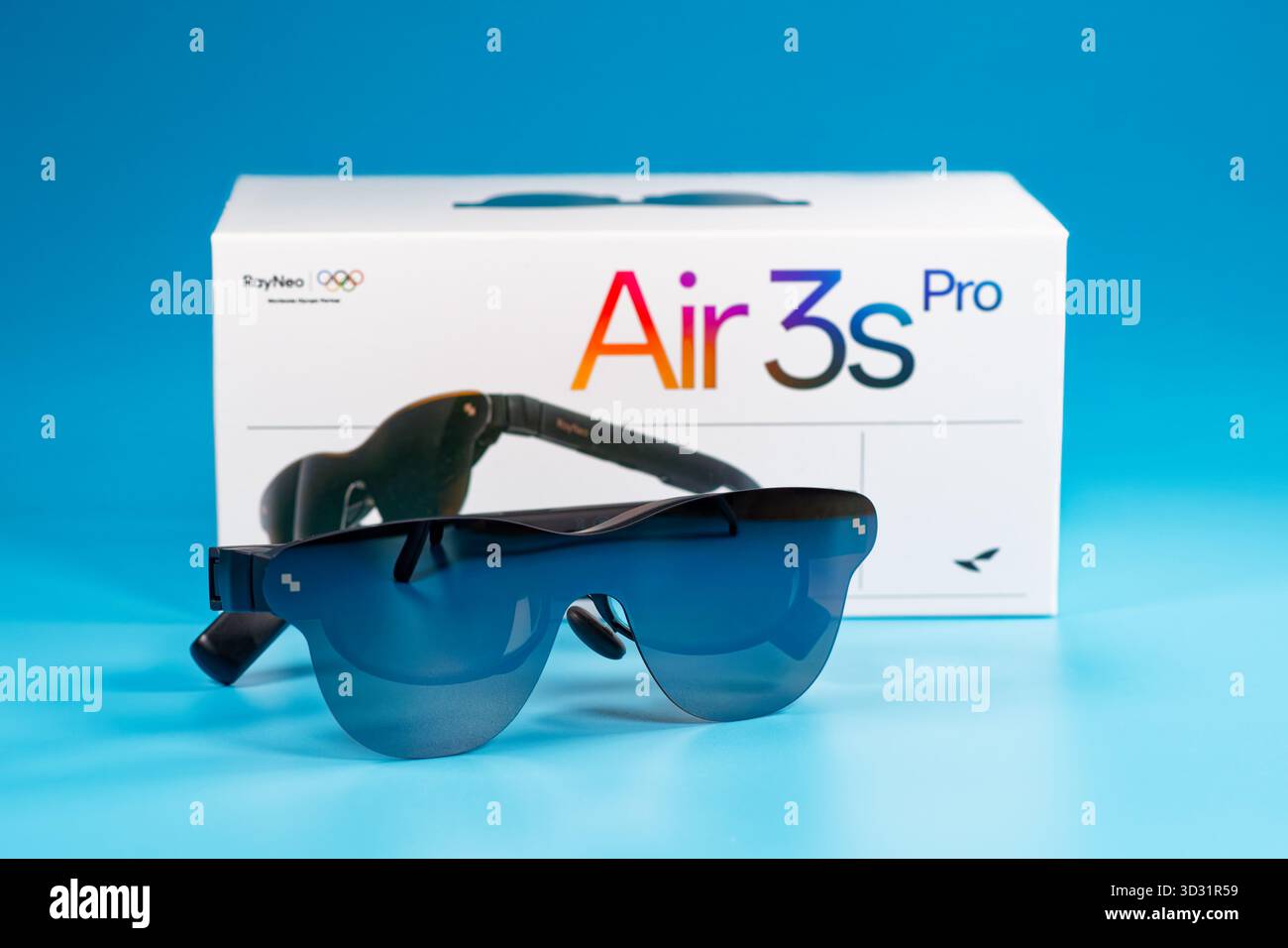Fukuoka, Japon - 4 novembre 2025 : lunettes pro Ar rayneo air 3s isolées sur fond bleu Banque D'Images