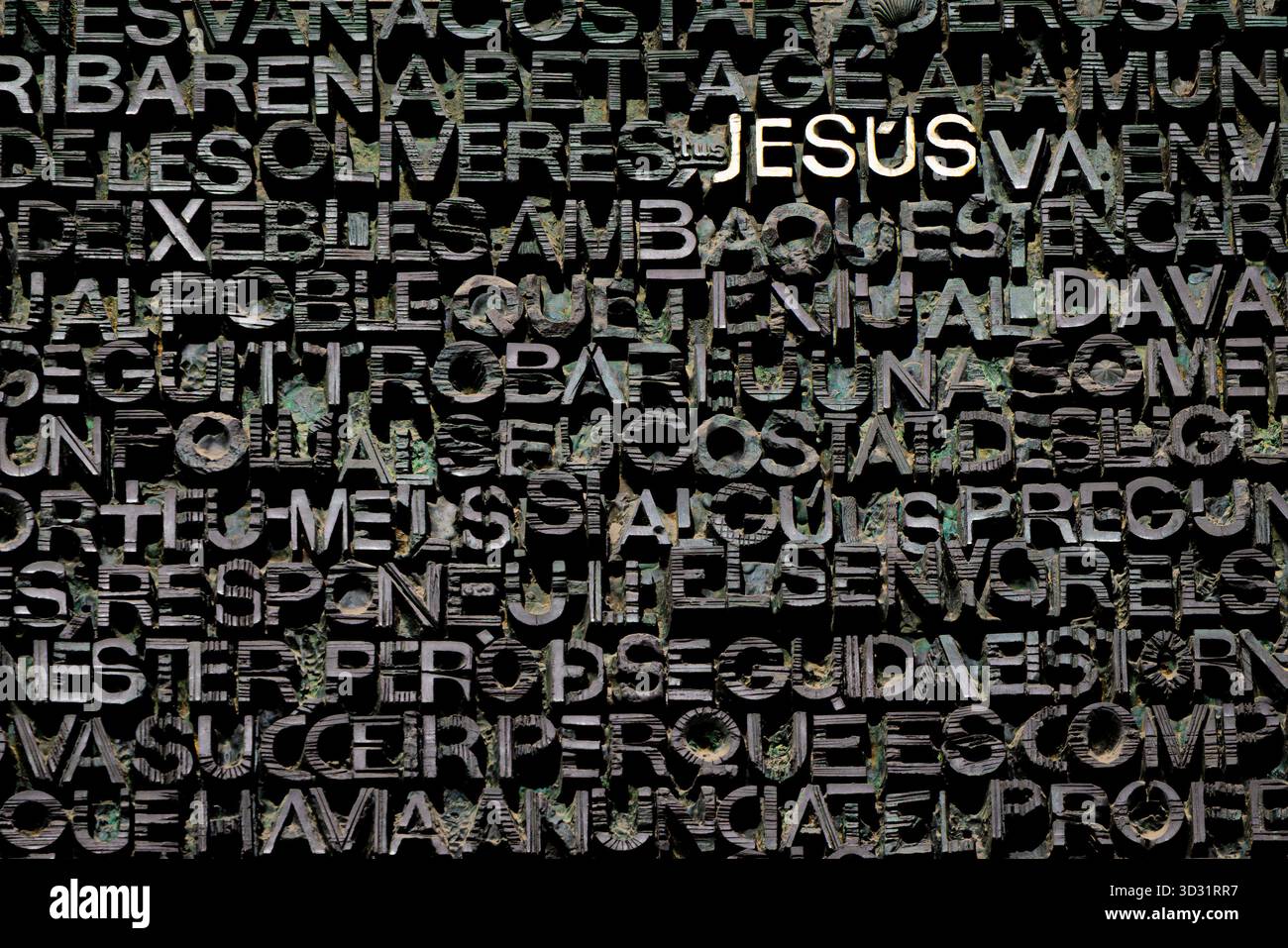 Porte de façade en bronze passion avec texte catalan en relief et le mot « JÉSUS » mis en évidence à la Sagrada Família, Barcelone, Espagne Banque D'Images