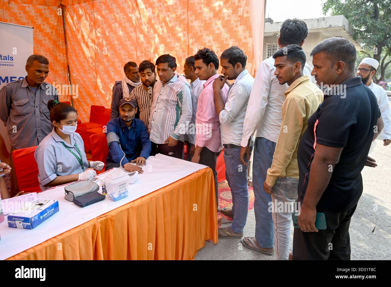 NOIDA, INDE - 2 NOVEMBRE : la police de la circulation de GBN a organisé un camp de santé gratuit pour les conducteurs d'automobiles et d'e-rickshaw, où les conducteurs subissent un examen médical dans le cadre de l'initiative de sensibilisation au mois de la circulation, le 2 novembre 2025 à Noida, en Inde. Photo de Sunil Ghosh/Hindustan Times campagne de sensibilisation au mois de la circulation Banque D'Images