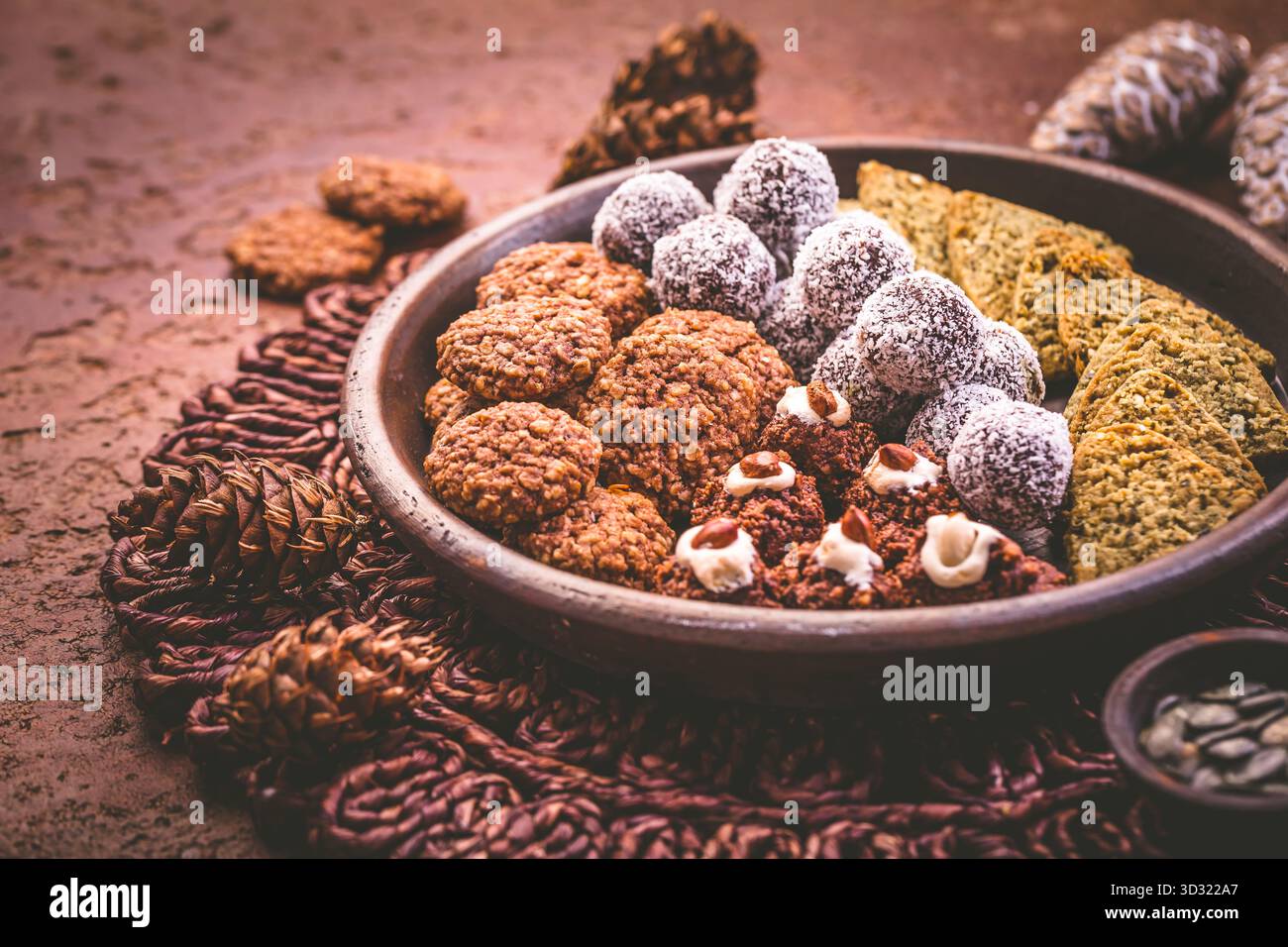 Assortiment de saines. Biscuits de Noël sans sucre et gluten sur table en bois Banque D'Images