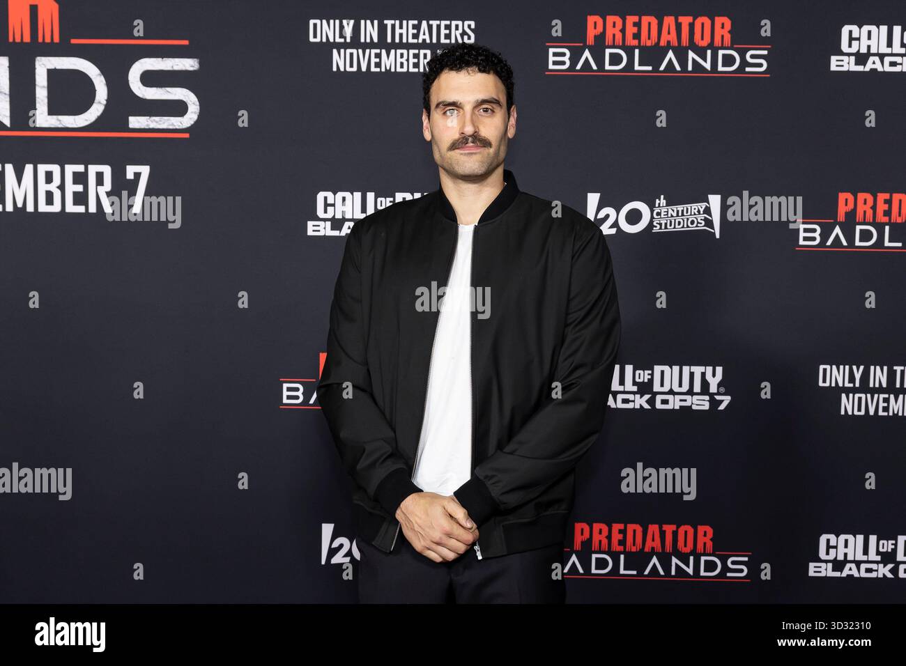 Los Angeles, États-Unis. 03 Nov, 2025. Dane DiLiegro assiste à l'arrivée de la première mondiale de 20th Century Studios de "PREDATOR : BADLANDS" au TCL Chinese Theatre à Los Angeles, CA le 3 novembre 2025. (Photo de Corine Solberg/Sipa USA) crédit : Sipa USA/Alamy Live News Banque D'Images