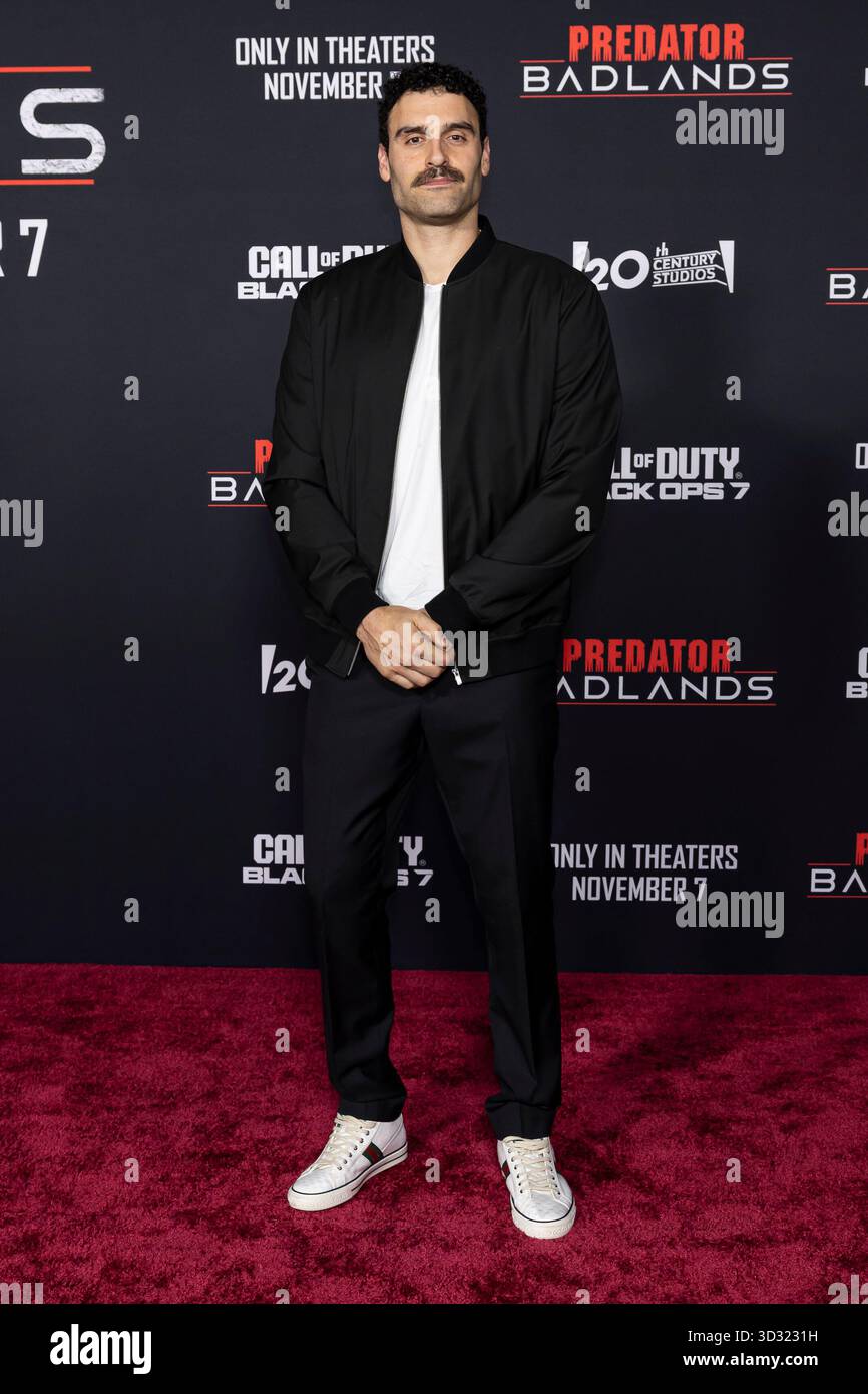 Los Angeles, États-Unis. 03 Nov, 2025. Dane DiLiegro assiste à l'arrivée de la première mondiale de 20th Century Studios de "PREDATOR : BADLANDS" au TCL Chinese Theatre à Los Angeles, CA le 3 novembre 2025. (Photo de Corine Solberg/Sipa USA) crédit : Sipa USA/Alamy Live News Banque D'Images