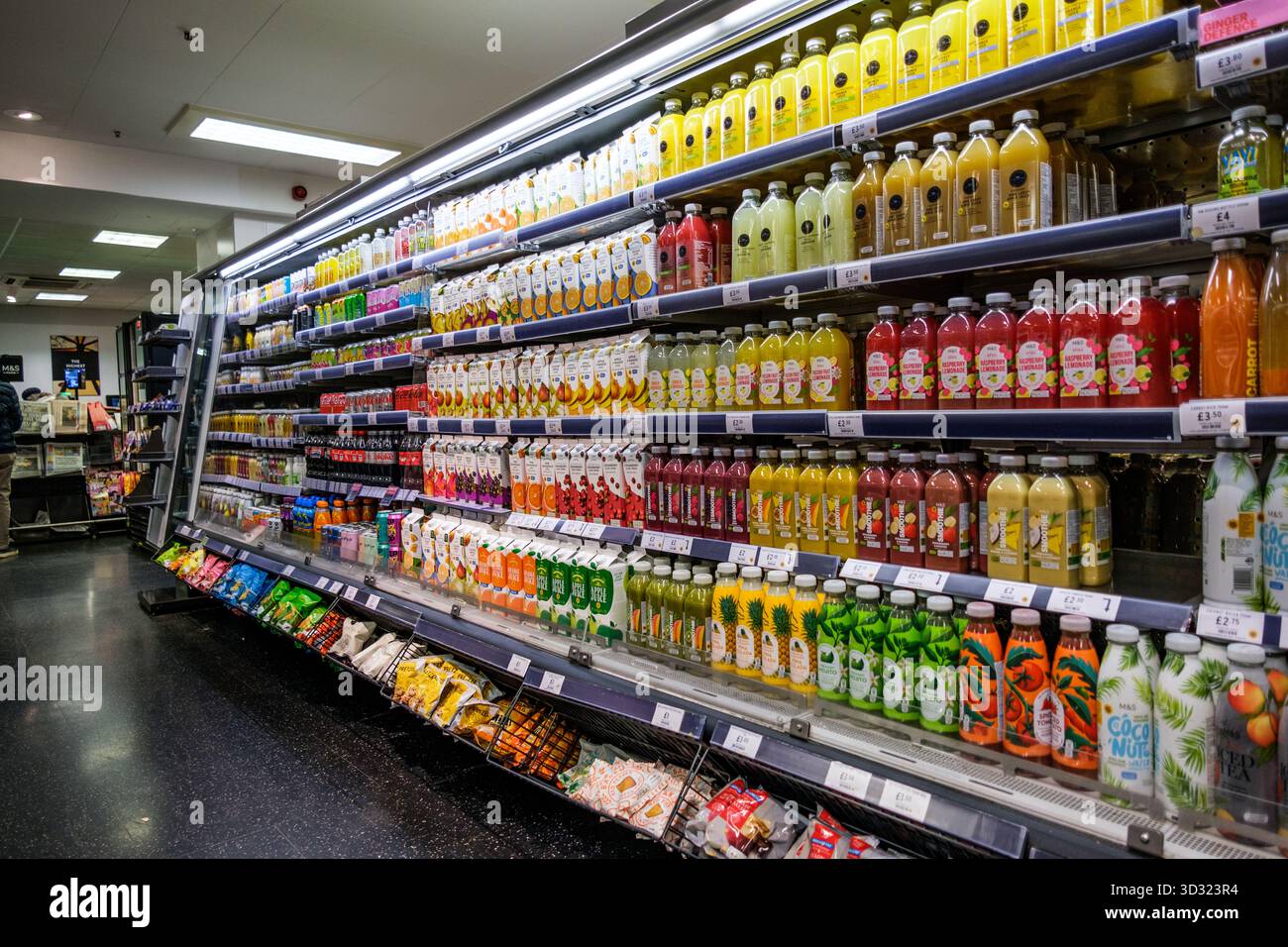 Londres Royaume-Uni, 03 novembre 2025, sélection de jus de fruits et smoothies populaires Banque D'Images