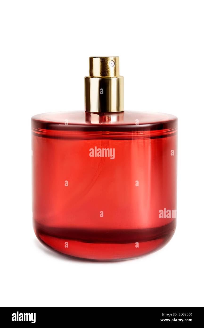 Flacon de pulvérisation en verre de parfum rouge isolé sur fond blanc Banque D'Images