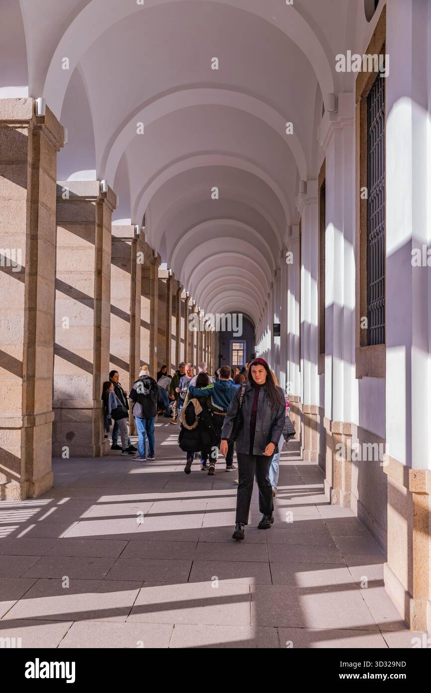 Madrid, Espagne : 21 décembre 2024 : les gens au Musée de la Reine Sofia (Museo Reina Sofia). Musée national d'art du XXe siècle Banque D'Images