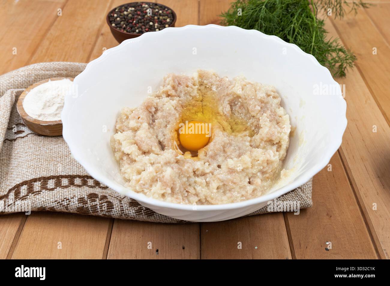 Poulet haché cru avec oeuf et farine pour un mélange de côtelettes maison Banque D'Images