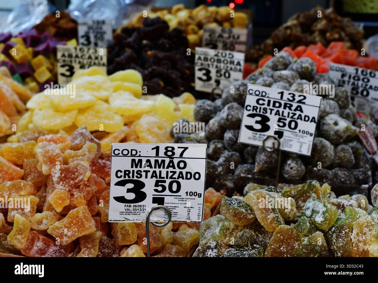 Vue rapprochée de fruits confits séchés avec étiquette de prix dans un étal de marché. Mercado Municipal, Sao Paulo Banque D'Images