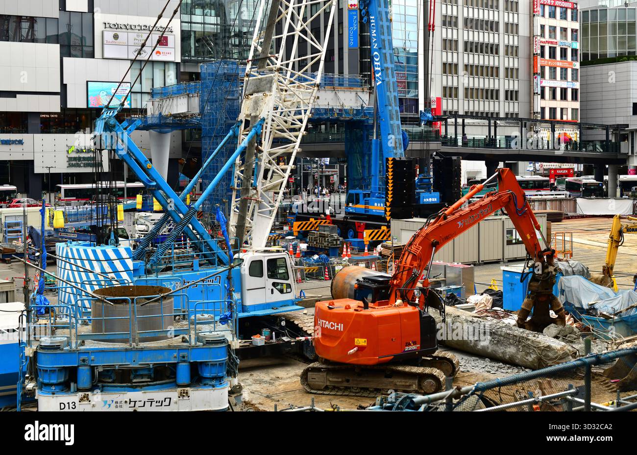 Excavatrices et grues travaillant sur chantier. Shibuya, Tokyo, Japon Banque D'Images