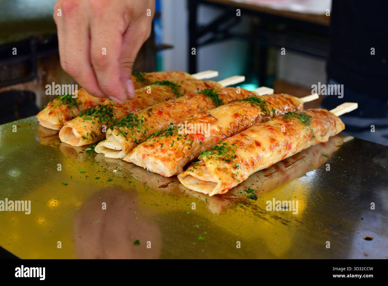 Préparation de brochettes Hashimaki dans un stand de Street food à Ueno, Tokyo, Japon Banque D'Images