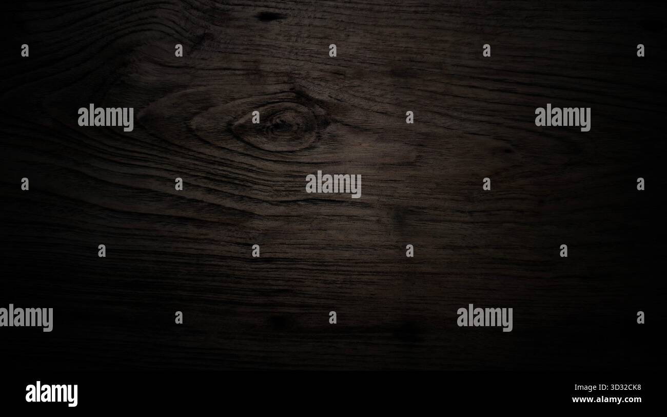 Gros plan horizontal bois sombre lisse avec riche. Vignette forte et douce qui décolore les bords en noir absolu, créant une ambiance sophistiquée et luxueuse Banque D'Images