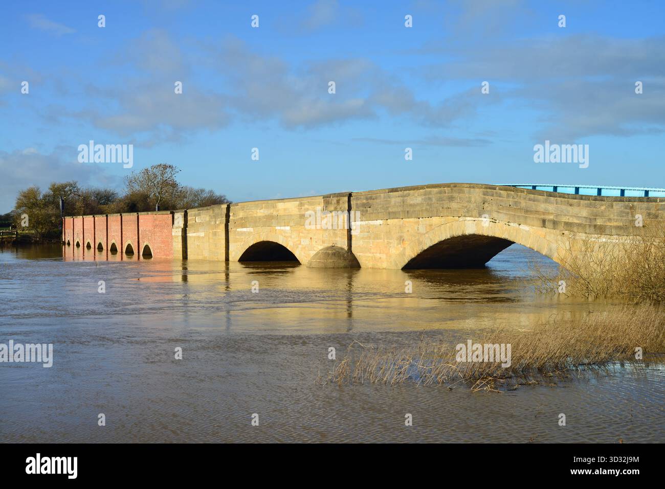 inondation de l'eau entourant le pont bubwith traversant la rivière derwent yorkshire royaume-uni Banque D'Images