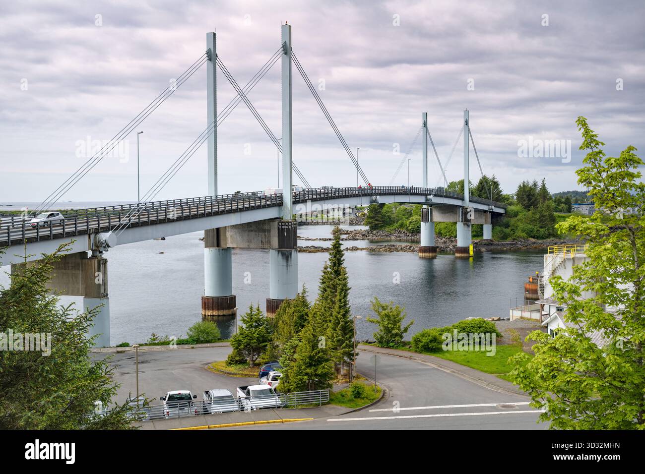 Le pont John O'Connell relie la ville de Sitka sur l'île Baranof à l'aéroport et à la station des garde-côtes sur l'île Japonski. Sitka, Alaska, États-Unis. Banque D'Images
