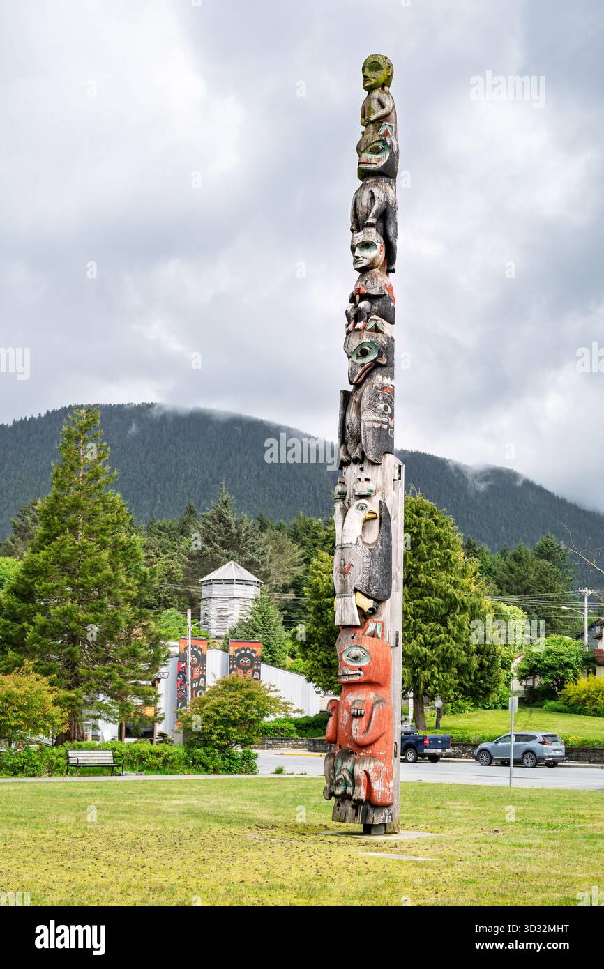 Sur la place Totem, le totem de Baranov est surmonté de l'image sculptée d'Alexander Baranov, le fondateur russe de Sitka, Alaska, États-Unis. Banque D'Images