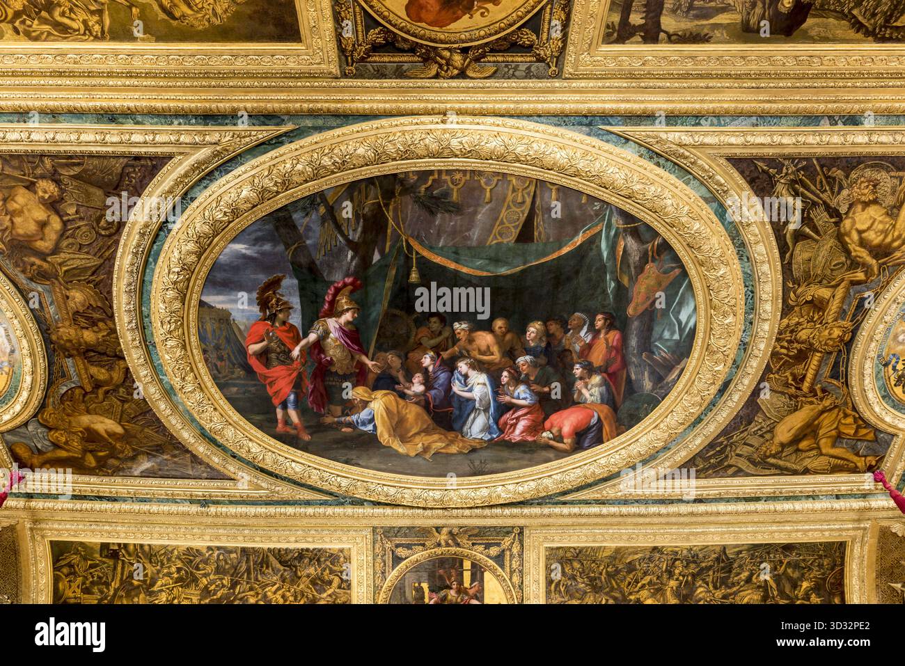 Versailles, France - 04 novembre 2025 : vue d'une fresque ornée au plafond représentant une scène historique avec des personnages en tenue classique, encadrés par intri Banque D'Images