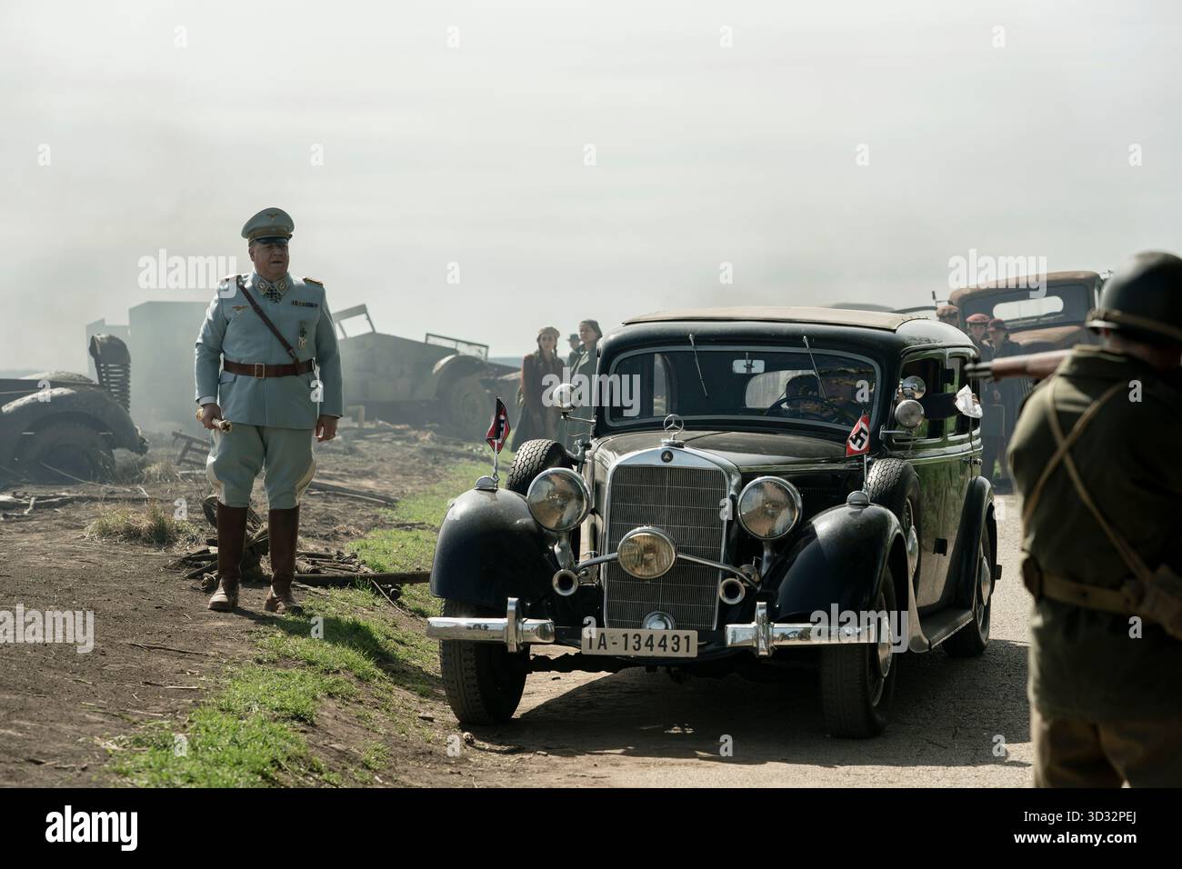 Nuremberg (2025) réalisé par James Vanderbilt et mettant en vedette Russell Crowe, Rami Malek et Michael Shannon. Le psychiatre américain Douglas Kelley fait face à une bataille psychologique avec Hermann Göring alors qu'il évalue les criminels de guerre nazis pendant les procès de Nuremberg. Publicité phorographe USAGE ÉDITORIAL SEULEMENT. Crédit : BFA / Kata vermes / Sony Pictures Classics Banque D'Images