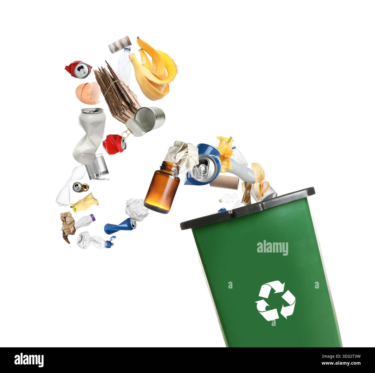 Déchets tombant dans la poubelle avec symbole de recyclage sur fond blanc Banque D'Images