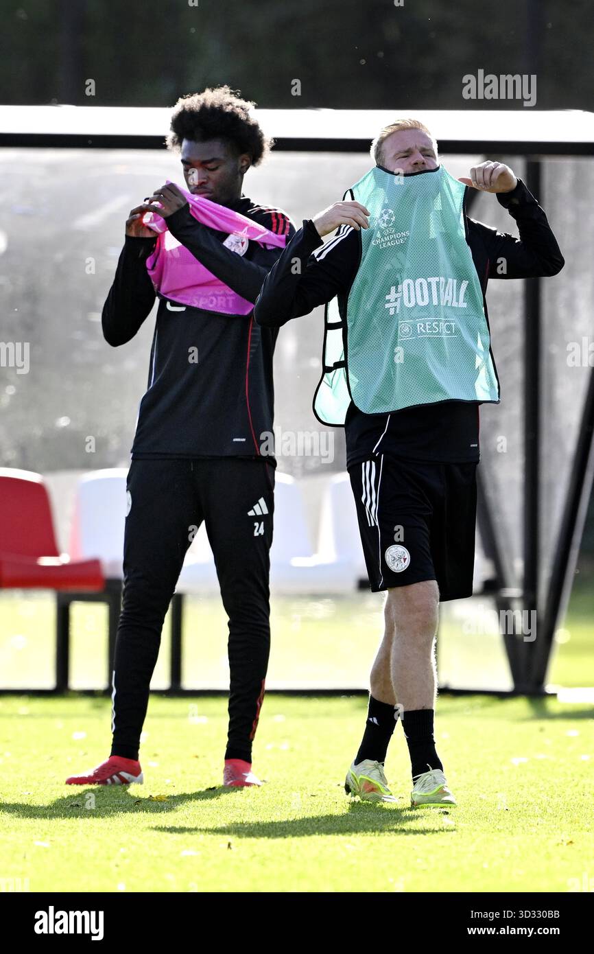 AMSTERDAM - Jorthy Mokio et Davy Klaassen de l'Ajax pendant la séance d'entraînement MD-1 avant le match de Ligue des Champions contre Galatasaray au complexe sportif de Toekomst le 4 novembre 2025 à Amsterdam, pays-Bas. ANP OLAF KRAAK Banque D'Images