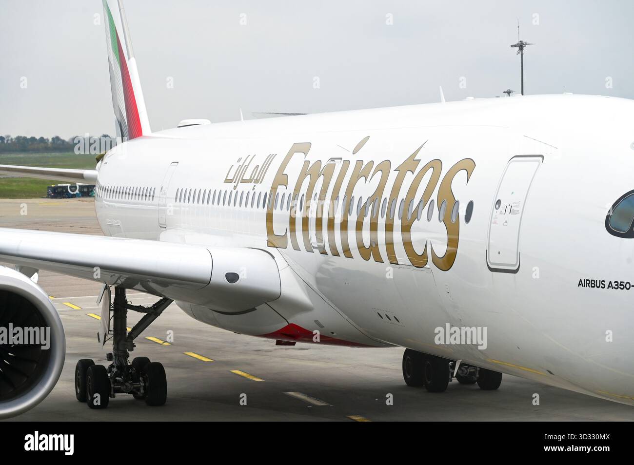 LYON - OKT 14 : Airbus A-350 avec livrée Emirates au terminal de l'aéroport international de Lyon le 14,2025 octobre en France Banque D'Images