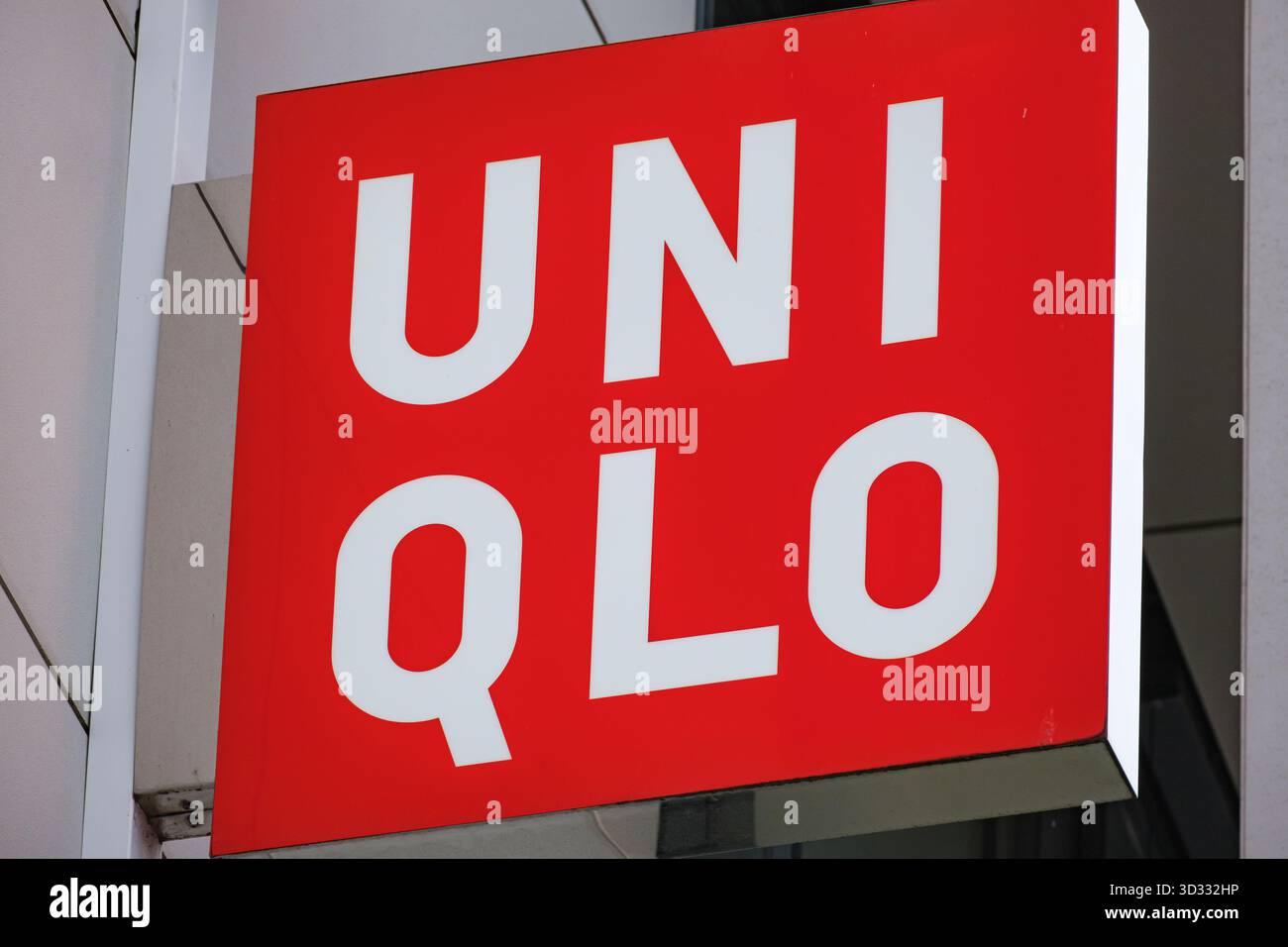 Logo de la marque de vêtements et accessoires UNIQLO à l'extérieur d'un magasin Banque D'Images