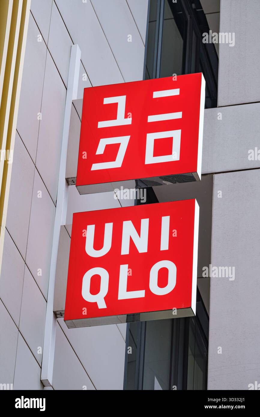 Logo de la marque de vêtements et accessoires UNIQLO à l'extérieur d'un magasin Banque D'Images