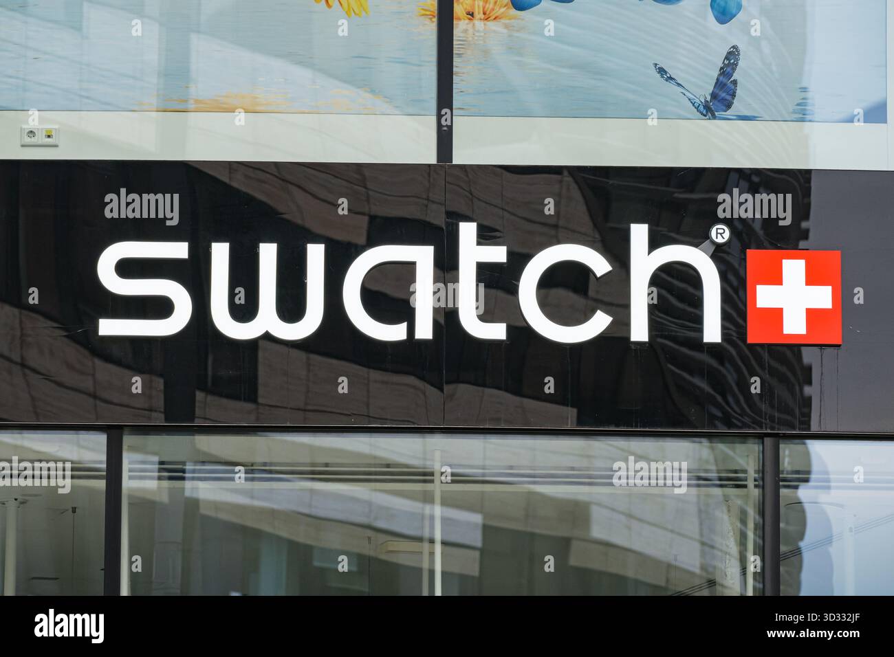 Logo de la marque Swatch Watches à l'extérieur d'un magasin Banque D'Images