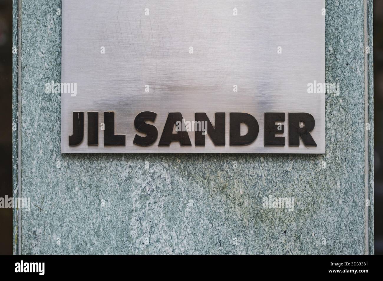 Logo de marque de mode Jil Sander à l'extérieur d'une boutique Banque D'Images