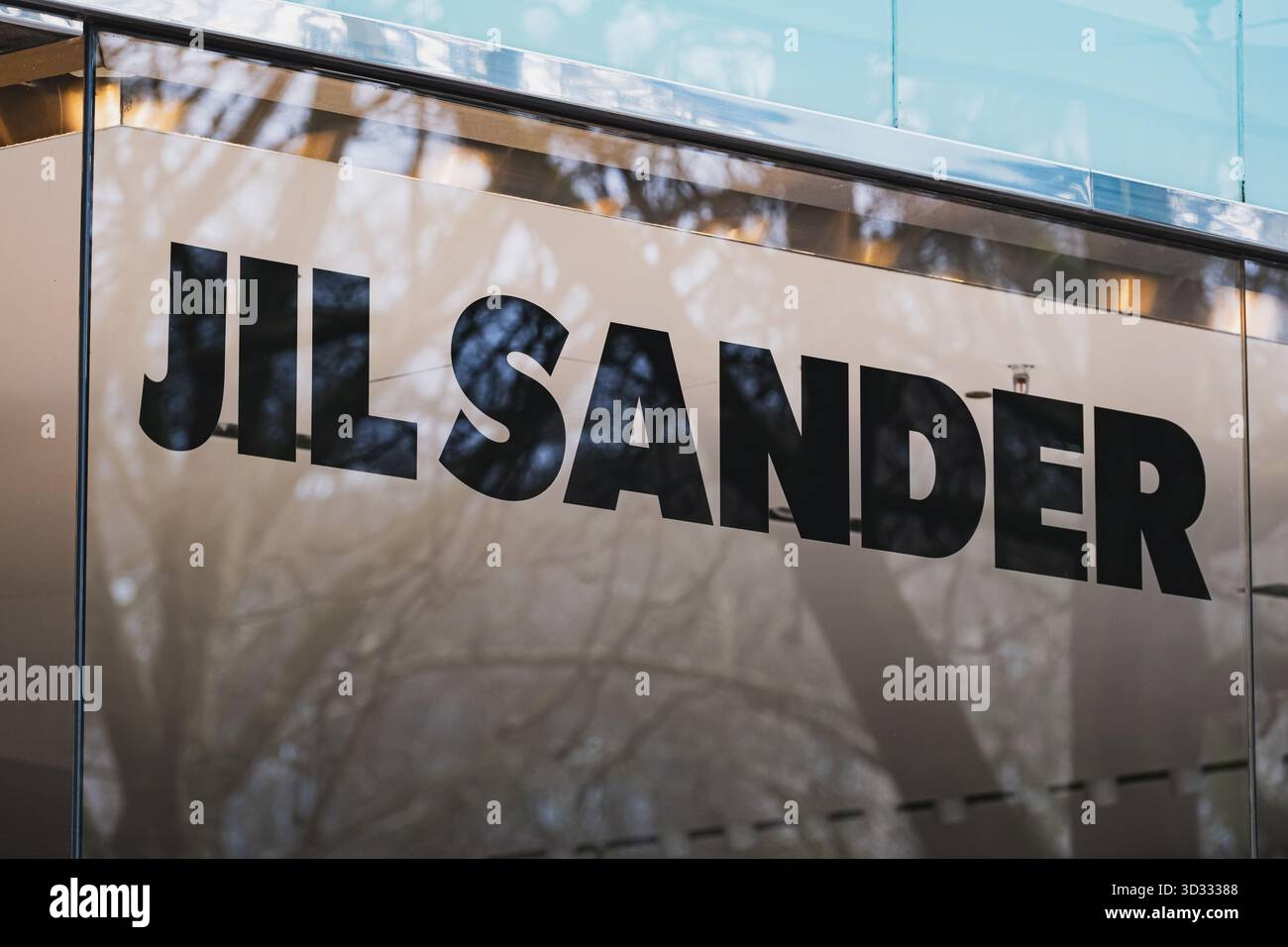 Logo de marque de mode Jil Sander à l'extérieur d'une boutique Banque D'Images