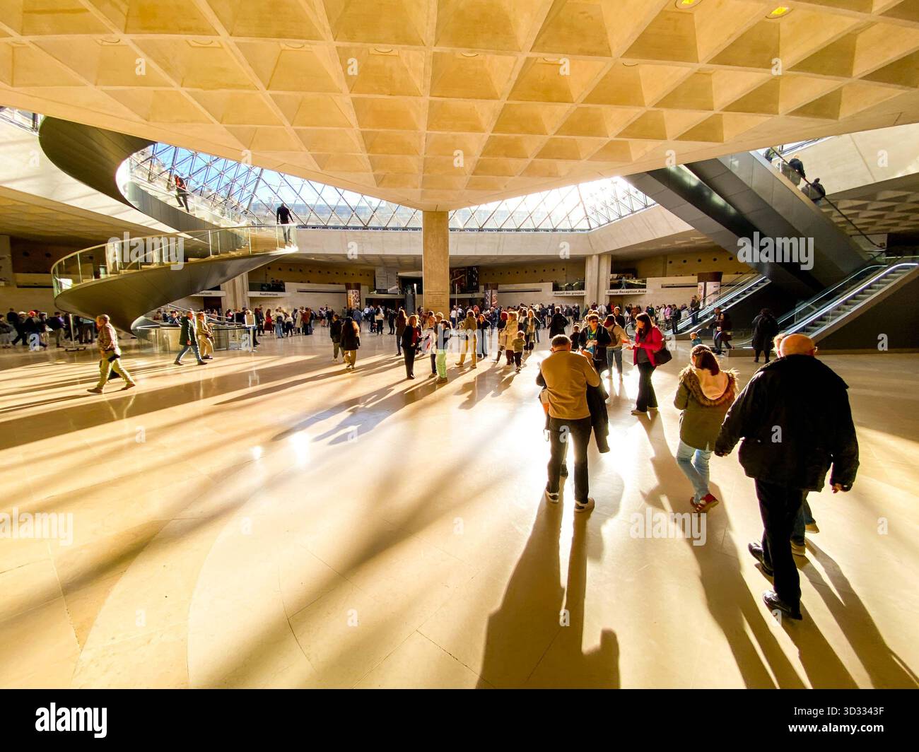 Musée du Louvre, Musée du Louvre sous la pyramide de verre, Paris, France, Europe. - Image de stock capturée avec un smartphone