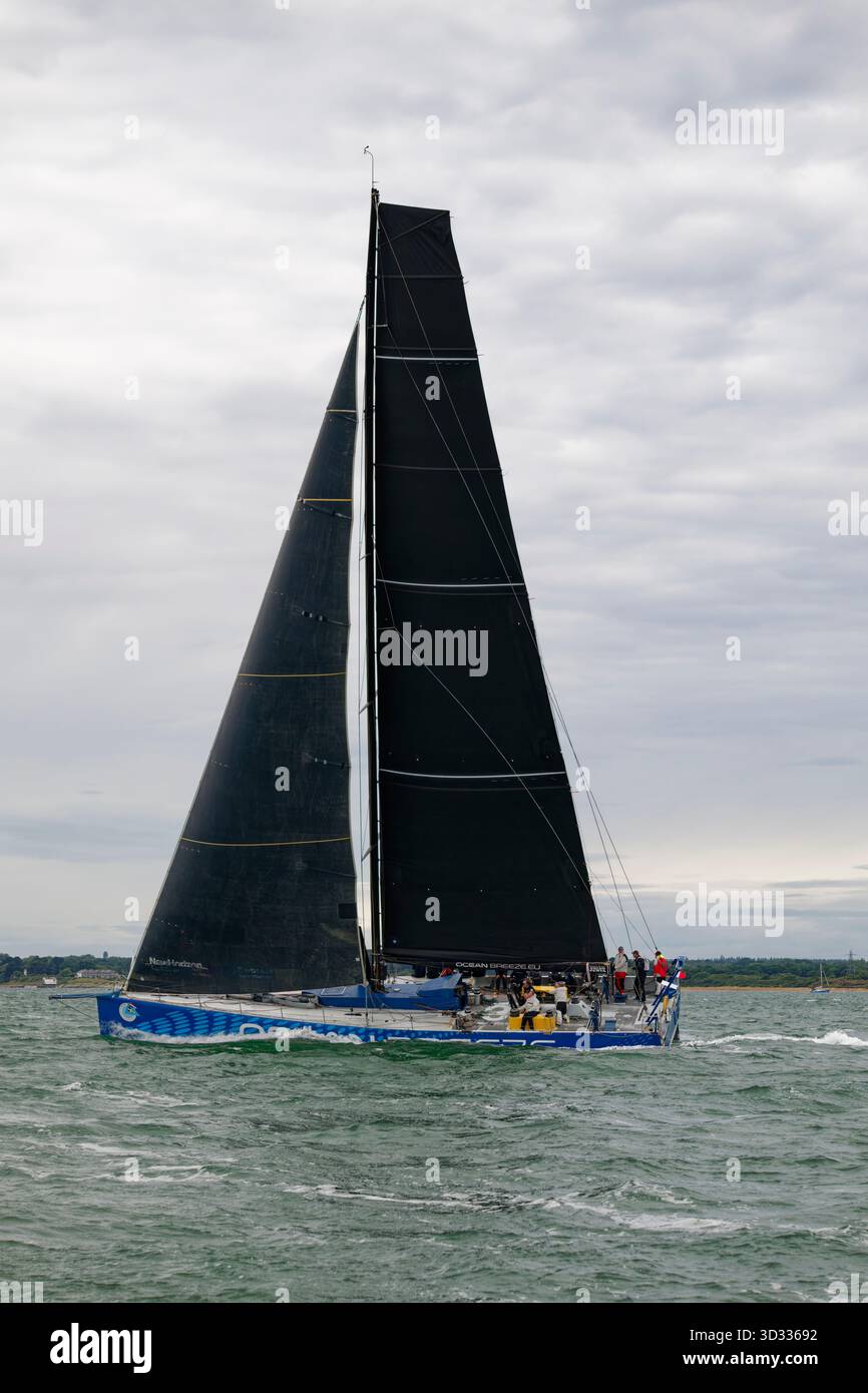 Ocean Breeze un Volvo 70 Racing Yacht dans le Solent dans le sud de l'Angleterre en compétition dans l'Isle of Wight Round the Island Yacht Race Banque D'Images