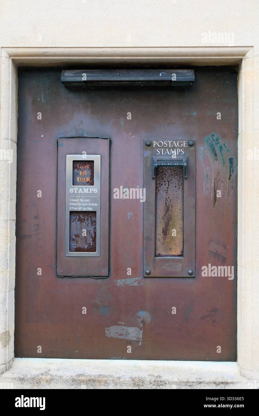 Distributeurs automatiques de timbres vintage construits dans les murs de l'ancien bureau de poste construit en 1946, Shaftsbury, Dorset, Angleterre Banque D'Images