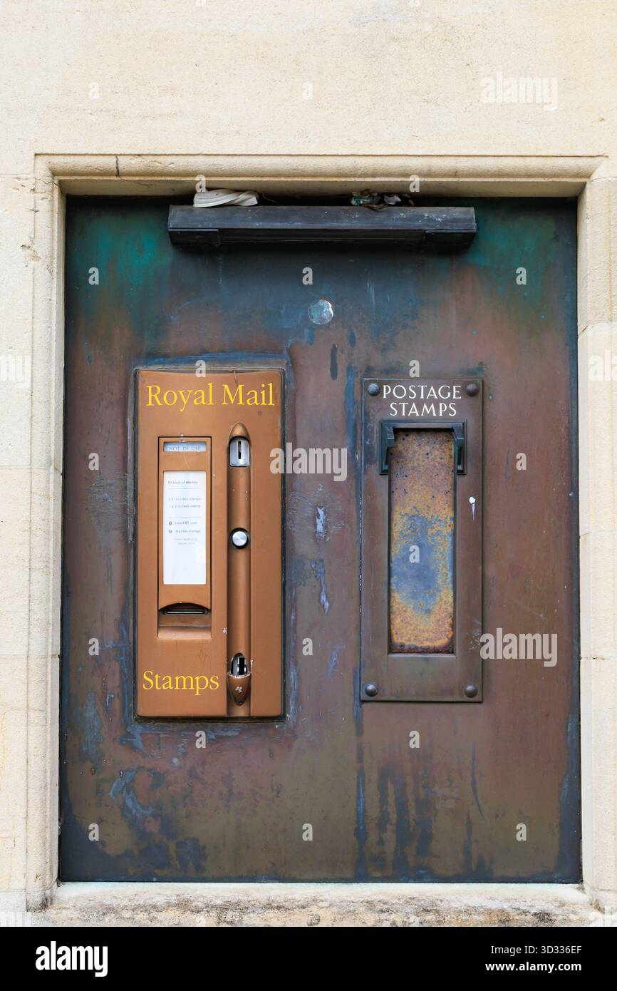 Distributeurs automatiques de timbres vintage construits dans les murs de l'ancien bureau de poste construit en 1946, Shaftsbury, Dorset, Angleterre Banque D'Images