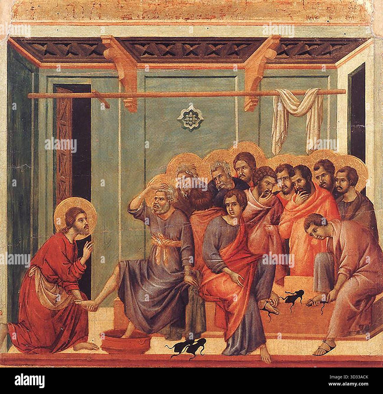 DUCCIO di Buoninsegna (né vers 1255, Sienne, d. 1319, Sienne) lavage des pieds 1308-11 Tempera sur bois, 50 x 53 cm Museo dell'Opera del Duomo, Sienne seul Jean raconte l'histoire du lavage des pieds et les événements doivent donc être lus de haut en bas, selon l'ordre dans lequel ils se produisent dans cet évangile. Le cadre est l'intérieur, en perspective centrale, d'une pièce sans ornement ; les seuls éléments décoratifs sont le plafond à caissons et l'insert multifoiled placé sur la paroi arrière. Ce détail doit aussi être imaginé dans la dernière Cène, caché par le halo du Christ, puisqu'il récolte Banque D'Images