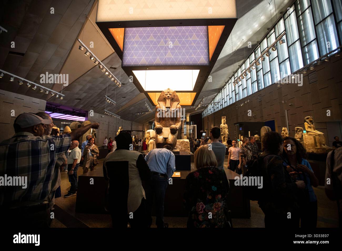 04 novembre 2025, Egypte, 6 octobre : les visiteurs font la queue pour photographier la statue agenouillée de l'ancienne reine égyptienne Hatshepsout (1479·1458 av. J.-C.), exposée au Grand Musée égyptien récemment ouvert. Photo : Gehad Hamdy/dpa Banque D'Images