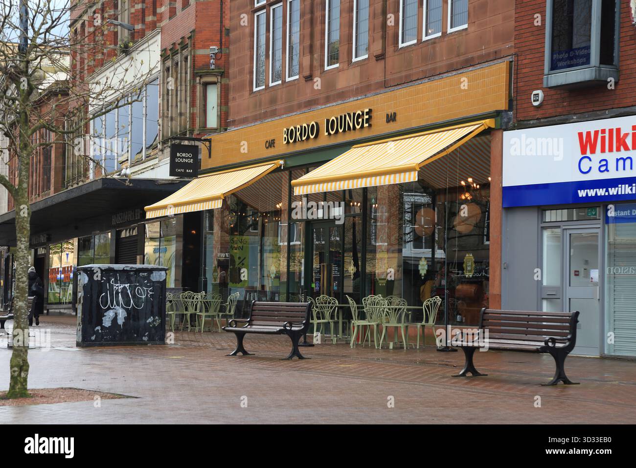 Carlisle, Cumbria, Royaume-Uni : Centre-ville de Carlisle avec vue extérieure sur le bar café Bordo Lounge avec des reflets de fenêtre fantaisie par une journée lumineuse et ensoleillée Banque D'Images