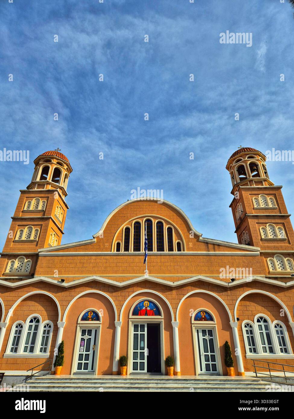 Alexandroupolis, Grèce - 01 novembre 2025. Façade de la cathédrale Saint-Nicolas - Image de stock capturée avec un smartphone