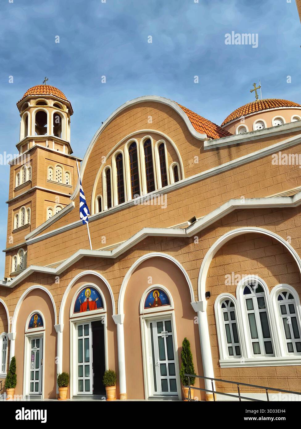 Alexandroupolis, Grèce - 01 novembre 2025. Façade de la cathédrale Saint-Nicolas - Image de stock capturée avec un smartphone
