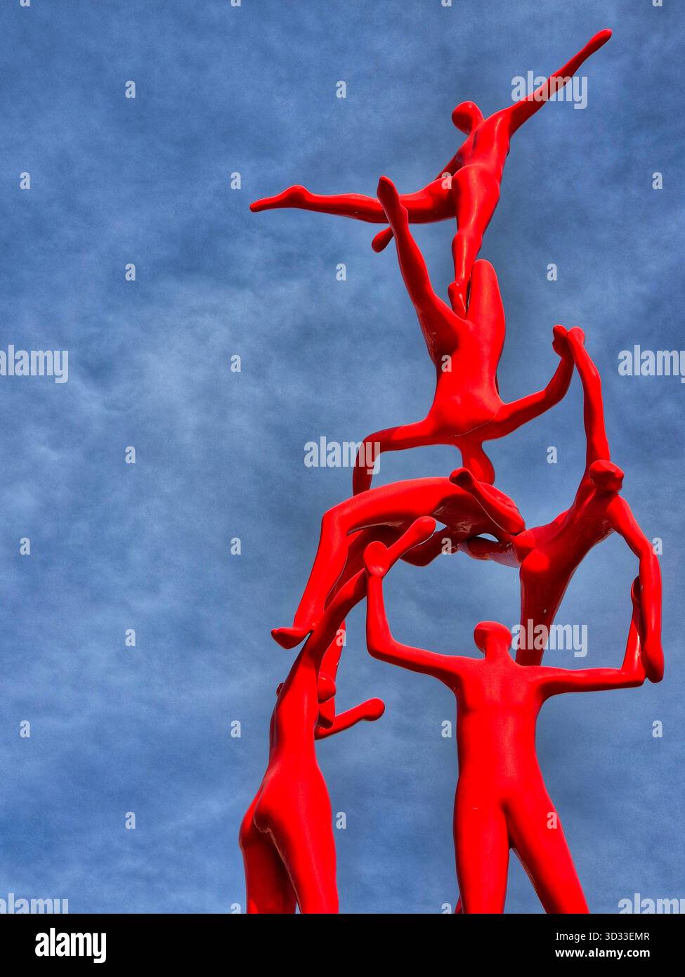 La sculpture moderne 'la Pyramide humaine'. Ce monument est également connu sous le nom de 'Castells' car il représente des tours humaines catalanes traditionnelles - Image de stock capturée avec un smartphone