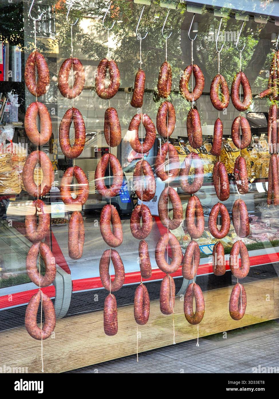 boucherie traditionnelle avec décor original de saucisses suspendues - Image de stock capturée avec un smartphone