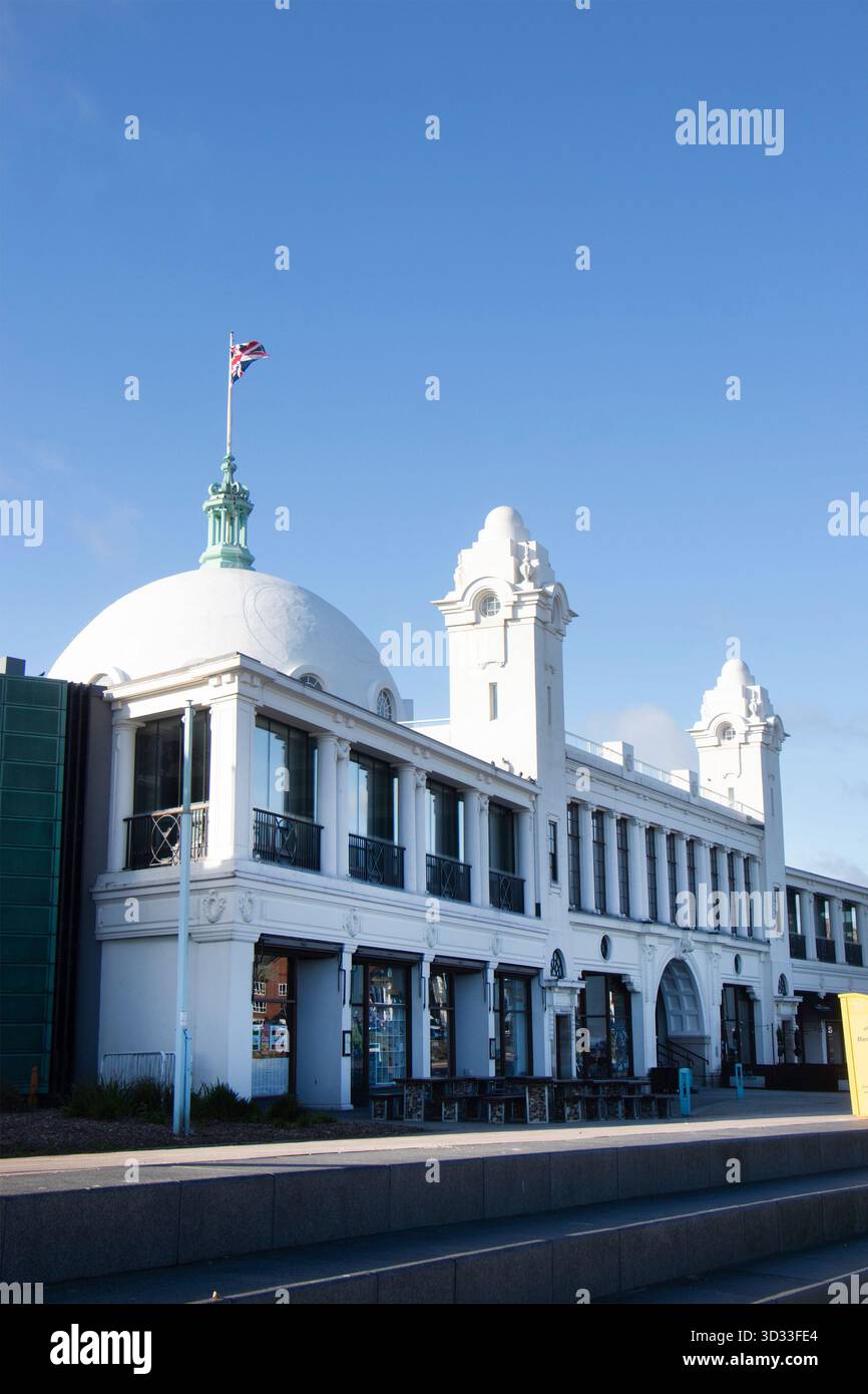 Bâtiment historique blanc de la ville espagnole avec des détails architecturaux néoclassiques et un dôme blanc surmonté d'un drapeau de l'union whitley Bay uk, Banque D'Images