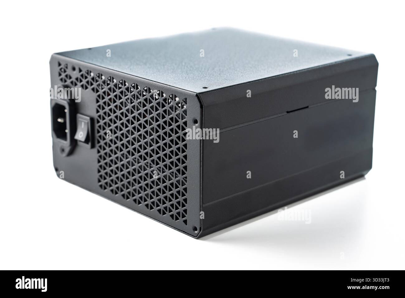 Isolé sur fond blanc, un bloc d'alimentation noir élégant conçu pour les systèmes informatiques. Idéal pour les articles techniques, les critiques de produits et les projets de PC DIY. Un composant de haute qualité pour les constructeurs. Banque D'Images