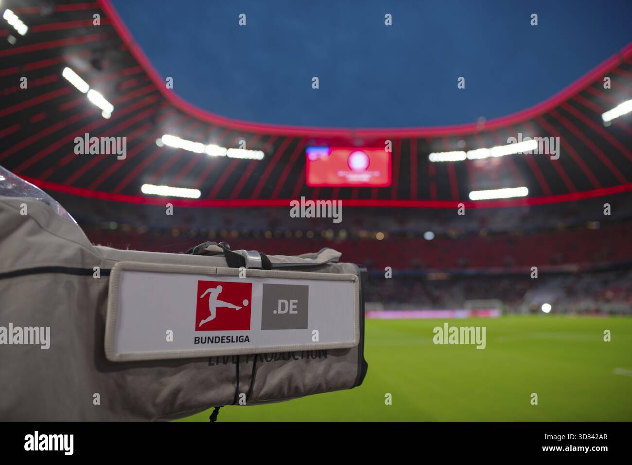 Aperçu, total, jeu du soir, caméra TV, logo, Bundesliga, projecteur, tableau de bord, stand, heure bleue, Allianz Arena, Munich, Bayern, Allemagne Banque D'Images