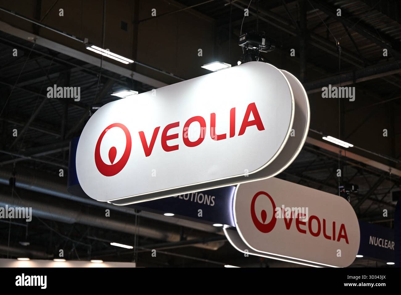 Villepinte, France. 04th Nov, 2025. Illustration du logo VEOLIA, Veolia fournit des services dans la gestion du cycle de l’eau, la gestion et la valorisation des déchets, et la gestion de l’énergie, au salon mondial du nucléaire au Parc des expositions de Villepinte le 4 novembre 2025. Photo de Tomas Stevens/ABACAPRESS.COM crédit : Abaca Press/Alamy Live News Banque D'Images