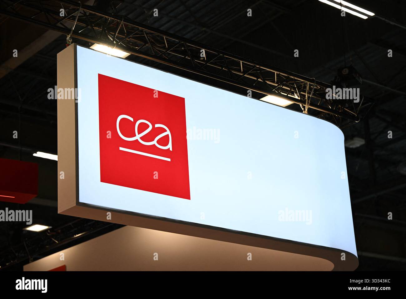 Villepinte, France. 04th Nov, 2025. Illustration du logo du CEA, acteur majeur de la recherche, au salon mondial du nucléaire au Parc des expositions de Villepinte le 4 novembre 2025. Photo de Tomas Stevens/ABACAPRESS.COM crédit : Abaca Press/Alamy Live News Banque D'Images