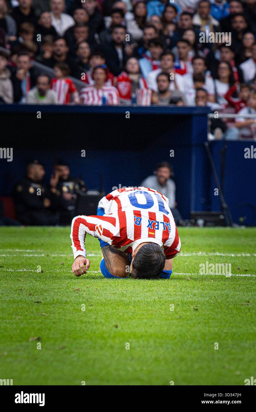Álex Baena de l'Atlético de Madrid se trouve sur le terrain, se plaignant d'une faute lors du match LaLiga EA Sports entre l'Atlético de Madrid et Séville Banque D'Images