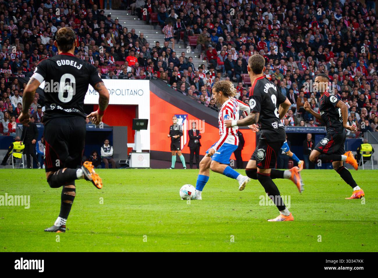 Antoine Griezmann de l'Atlético de Madrid en action lors du match LaLiga EA Sports entre l'Atlético de Madrid et le Sevilla FC Banque D'Images