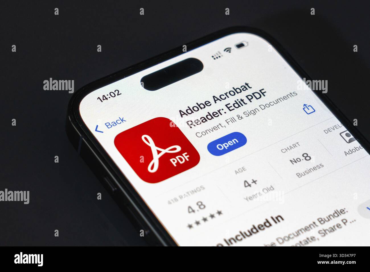 New York, États-Unis - 20 décembre 2024 : application Adobe Acrobat affichée sur l'écran du smartphone avec logo. Application mobile pour l'édition et la gestion de documents PDF Banque D'Images