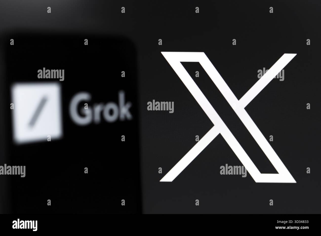Le logo Grok est affiché sur l'écran d'un smartphone et en arrière-plan, le logo du réseau social X (anciennement Twitter) sur l'ordinateur SC Banque D'Images